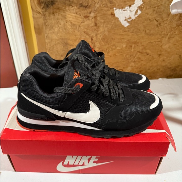 Nike Men's Black/Orange Sneakers - Picture 7 of 7